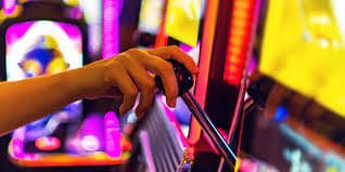 Bonus round progression with multiplier counter and free-spins display